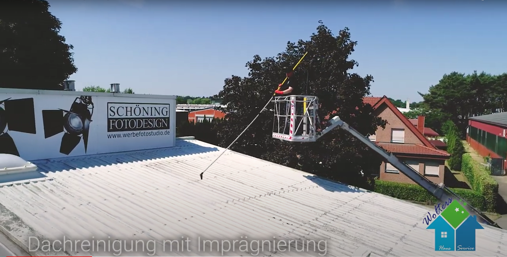 Dach-Komplettreinigung f&uuml;r Messingen: Gr&uuml;ndliche Tiefenreinigung f&uuml;r alle Arten von Dachpfannen.